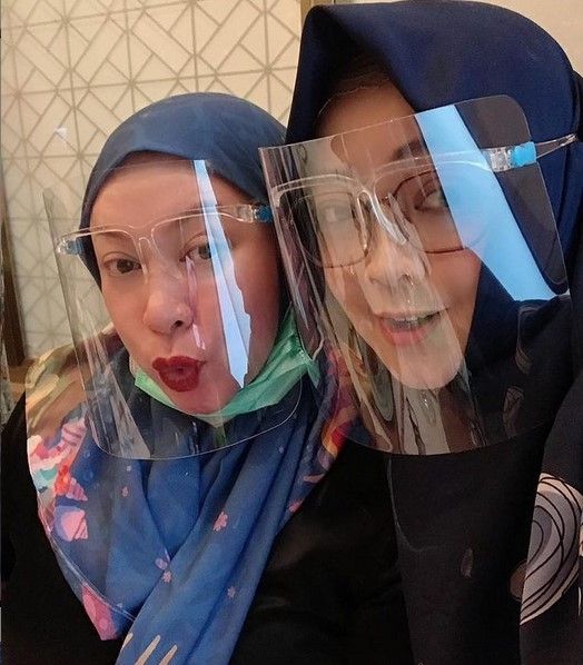 Melly Goeslaw bersama Rina Gunawan [Instagram]