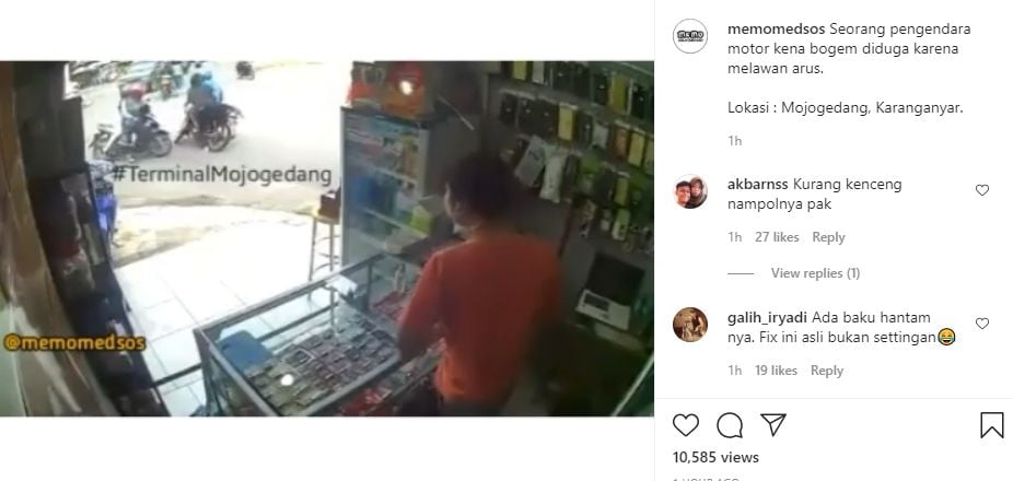 Pengendara sepeda motor kena bogem. (Instagram/memomedsos)