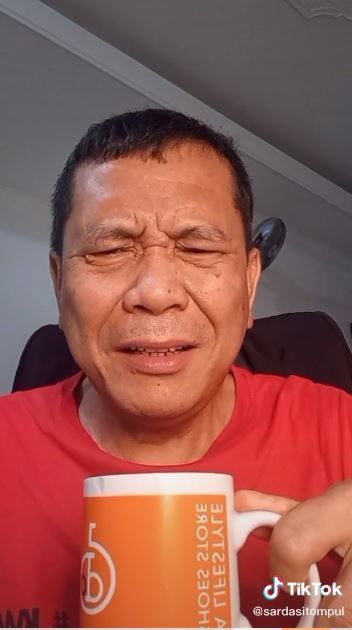 Pria ini coba minum kopi tanpa bilang 'Ah' (TikTok @sardasitompul)