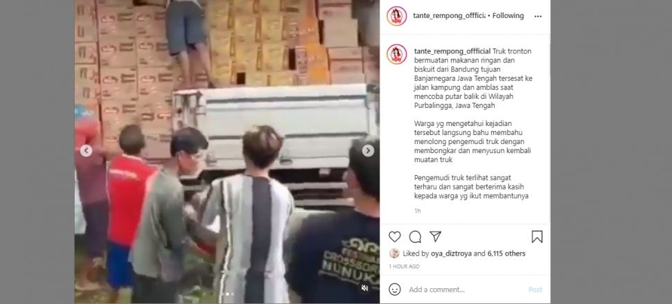 Warga Purbalingga gotong royong bantu sopir truk biskui yang kecelakaan [Instagram/tante_rempong_offficial]