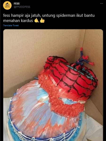 Awalnya Menyedihkan, Sosok Superhero di Dekat Kue Ini Bikin Publik Salfok. (Twitter/@FFOODFESS)