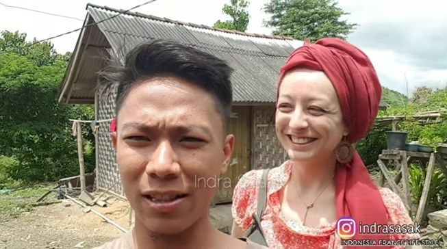 Viral bule cantik kepincut pria Lombok, hidup sederhana dan masak di gubuk. (YouTube/Indra Sasak)