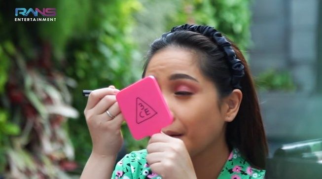 Wajah Nagita Slavina jadi gosong gegara coba makeup murah. (YouTube/Rans Entertainment)