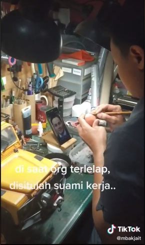 Seorang istri curhat suaminya dinyinyiri tetangga karena tidak pernah terlihat berangkat kerja pagi hari. (Tiktok/@mbakjait)