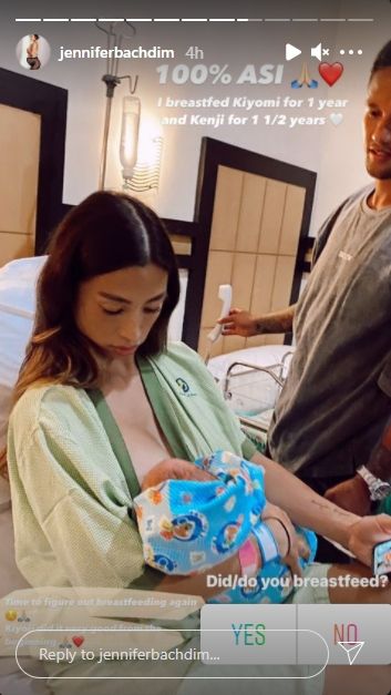 Momen Jennifer Bachdim sedang menyusui anak ketiganya yang baru lahir. (Instagram/jenniferbachdim)