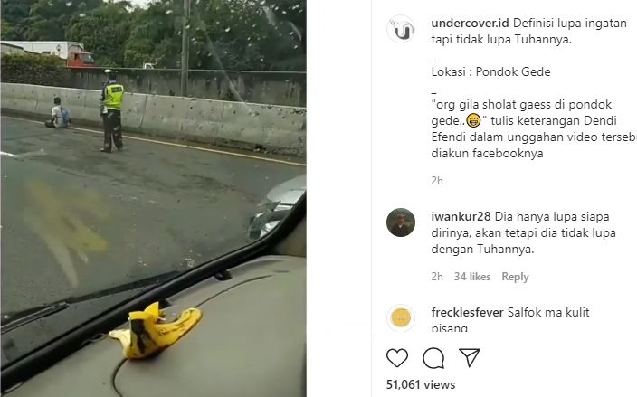 Seorang pria salat di ruas jalan tol. (Instagram/@undercover.id)