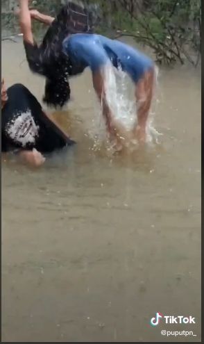 Momen keseruan ayah dan anak di tengah banjir. (Tiktok/@puputpn_)