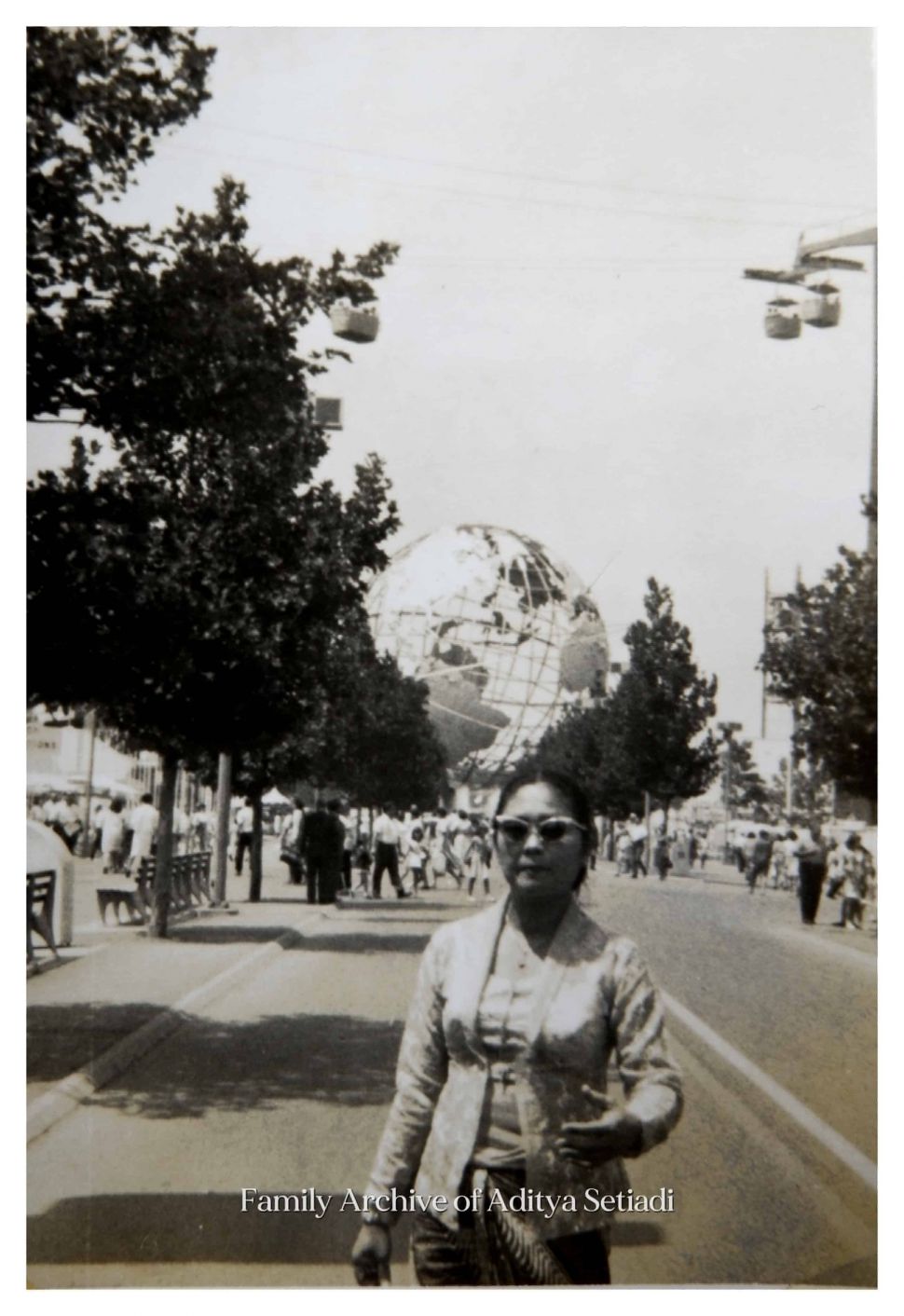 Di depan Unisphere, monumen yang menjadi emblem New York World's Fair 1964. (Arsip Keluarga Aditya Setiadi)