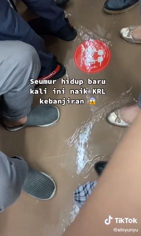 Penumpang KRL kebanjiran. (Tiktok/@elnyunyu)