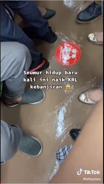 KRL kebanjiran (TikTok @elnyunyu)