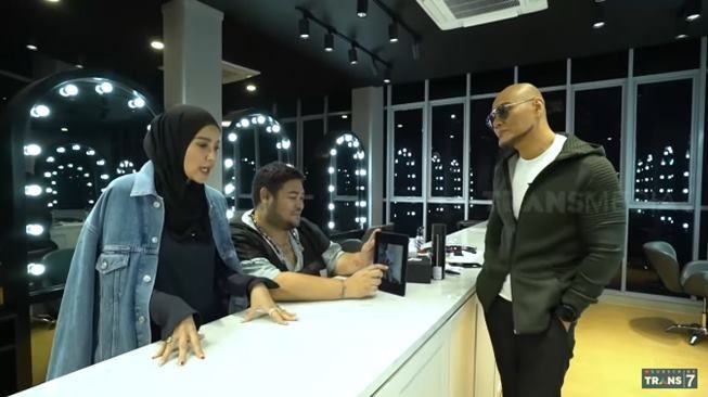 Outfit berhijab sering dikritik, Olla Ramlan dibela Deddy Corbuzier. (YouTube/TRANS7 OFFICIAL)