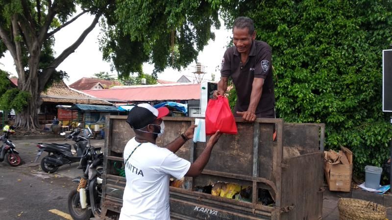 Pemulung asal Yogyakarta Kasmani membagikan ceritanya kepada wartawan saat ditemui di Alun-alun Utara, Kota Yogyakarta, Kamis (4/3/2021). [Muhammad Ilham Baktora / SuaraJogja.id]