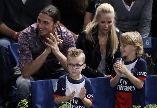 Potret Zlatan Ibrahimovic bersama kekasihnya, Helena Seger dan kedua putranya. (KENZO TRIBOUILLARD / AFP)