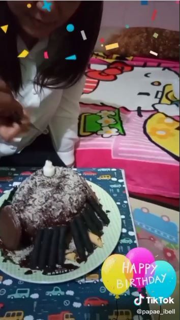 Kue ulang tahun yang bisa meledak (TikTok @papae_ibell)