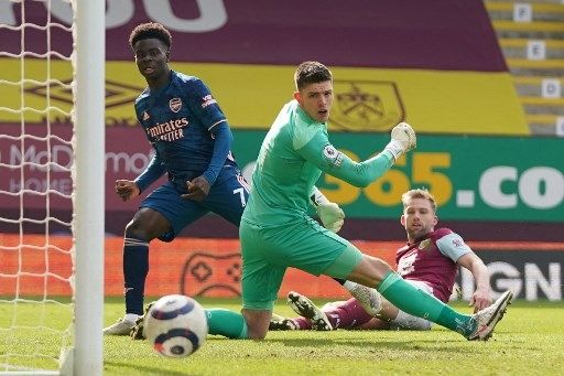 Pemain Arsenal Bukayo Saka gagal mencetak gol ke gawang Burnley dalam pertandingan Liga Premier Inggris di Turf Moor, Sabtu (6/3/2021). [AFP]