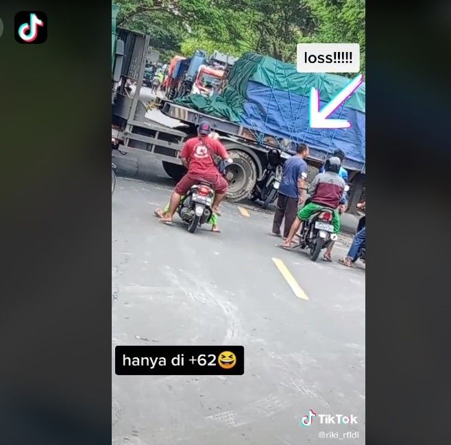 Pemotor nekat terobos kolong truk trailer (tiktok)