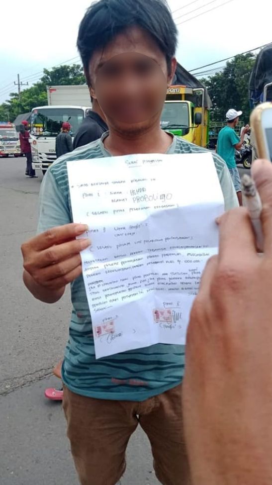 Viral petugas Dishub Pasuruan pecahkan kaca truk. (Facebook)