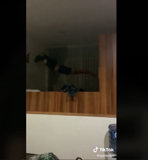 Galau di Balkon, Pria Ini Malah Dapat Ucapan Sayang dari Tetangga (tiktok.com/@ejakkedua)