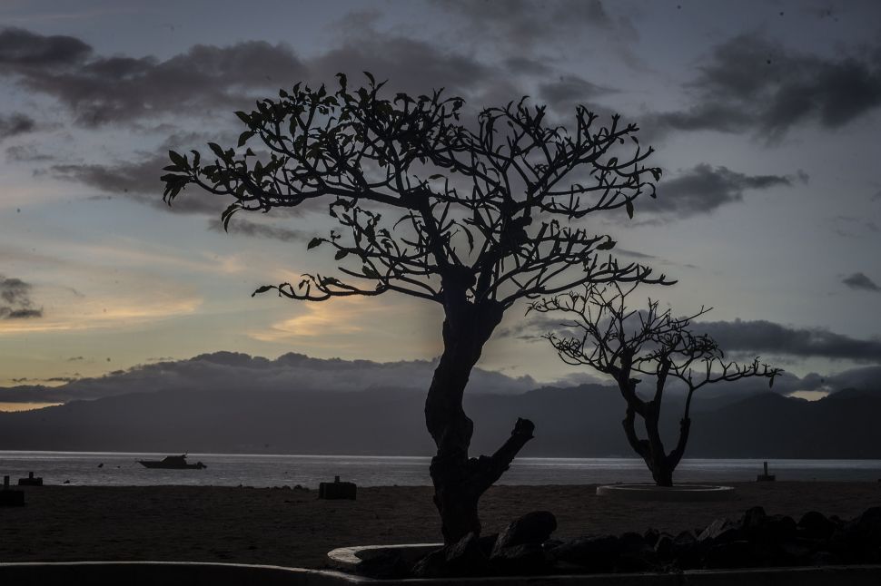 Suasana matahari terbit di Gili Trawangan, Kepulauan Gili, Lombok Utara, Nusa Tenggara Barat, Sabtu (6/3/2021). [ANTARA FOTO/Aprillio Akbar]