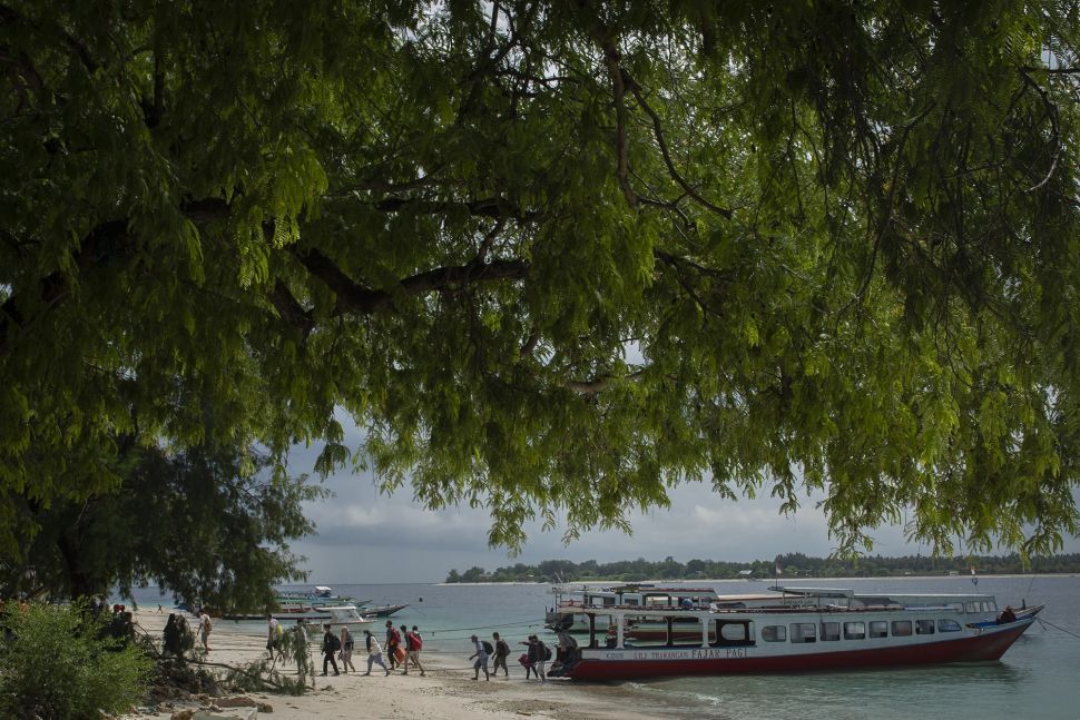 Warga setempat dan wisatawan turun dari kapal di Gili Trawangan, Kepulauan Gili, Lombok Utara, Nusa Tenggara Barat, Sabtu (6/3/2021). [ANTARA FOTO/Aprillio Akbar]