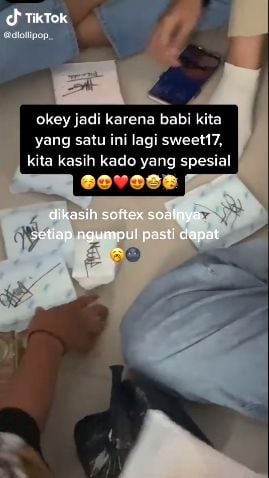 Cewek dapat kado spesial dari sahabatnya. (Tiktok/@dlollipop_)