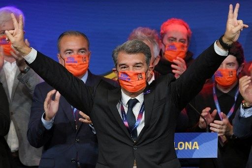 Joan Laporta rayakan kemenangannya dalam pemilihan presiden Barcelona FC di Camp Nou pada Senin (8/3/2021). [AFP]