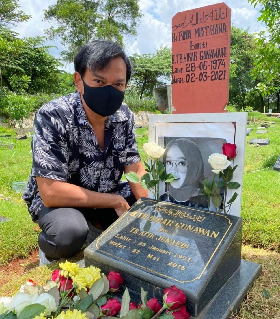 Hedi Yunus di makam Rina Gunawan. [Instagram]