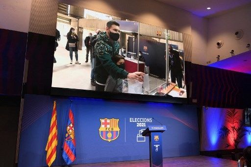 Lionel Messi memberikan suara dalam pemilihan presiden Barcelona FC di Camp Nou pada Senin (8/3/2021). [AFP]