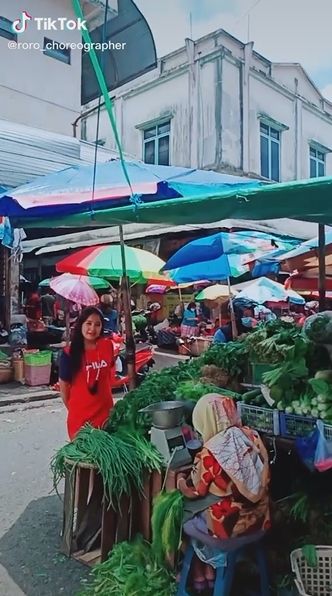 Viral aksi perempuan asyik joget India di pasar. (TikTok/@roro_choreographer)