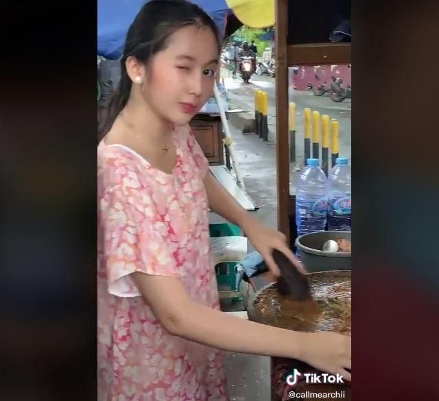 Cewek cantik yang buat ketoprak ini malah bikin netizen curiga. (TikTok/ @callmearchii)