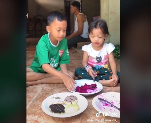 Viral Bocah Lomba Makan Buah, Endingnya Malah Bikin Publik Terharu. (TikTok/@dedek_soe)