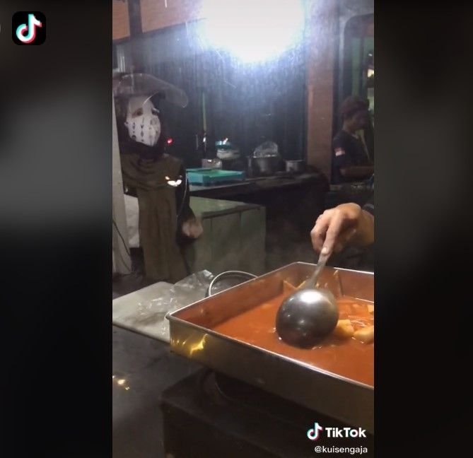 Beli makanan pakai masker kecantikan (TikTok)