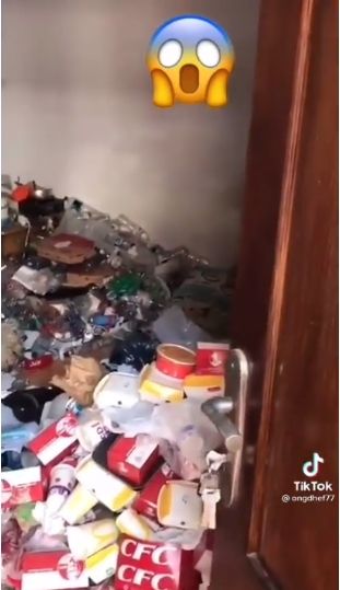 Tumpukan sampah di dalam kamar kos. (Instagram/nenk_update)