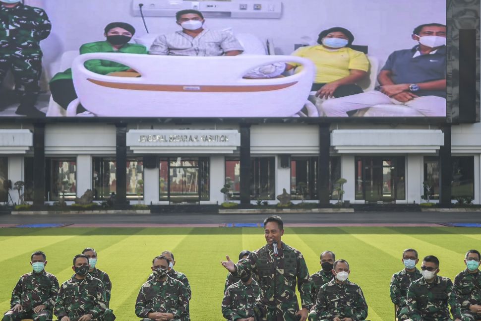 Kepala Staf Angkatan Darat (Kasad) Jenderal TNI Andika Perkasa (tengah) memperkenalkan Serda Aprilia Manganang via videotron di Markas Besar TNI Angkatan Darat (Mabes AD), Jakarta, Selasa (9/3/2021).  ANTARA FOTO/Galih Pradipta