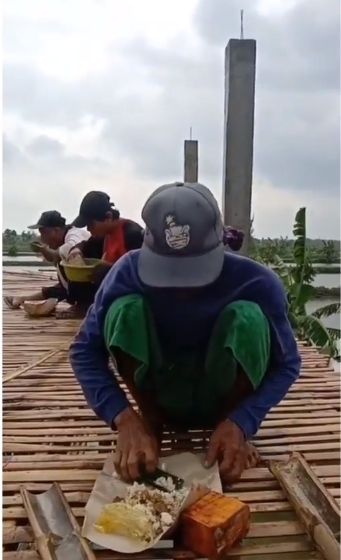 Pria menyantap makan meski di tengah hujan, publik teringat sosok ayah. (Instagram/@undercover.id)