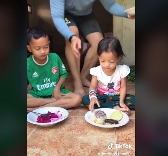 Viral Bocah Lomba Makan Buah, Endingnya Malah Bikin Publik Terharu. (TikTok/@dedek_soe)