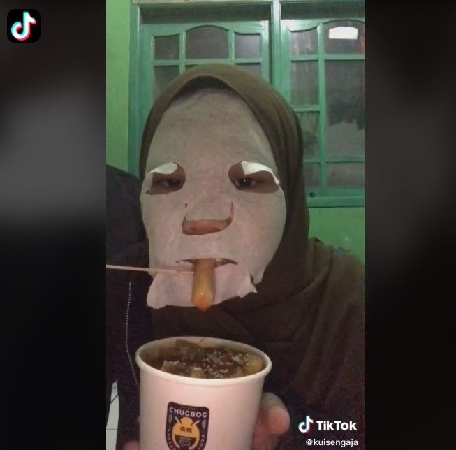 Beli makanan pakai masker kecantikan (TikTok)