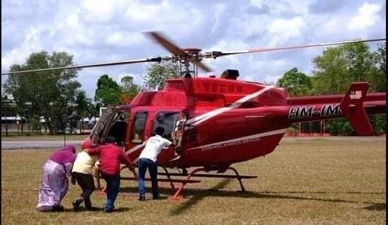 Warga kampung Besut, Terengganu, Malaysia naik helikopter.[Facebook/Muhammad Azlan Al-Amin]