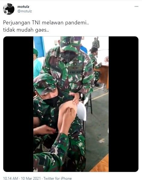 Anggota TNI histeris disuntik (Twitter/motulz)