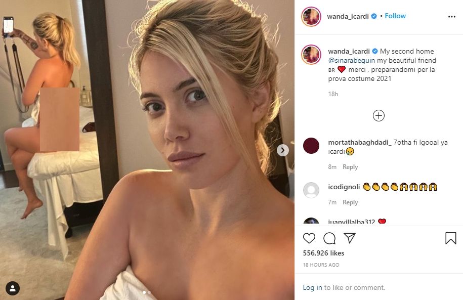 Penampilan topless Wanda Nara yang memanfaatkan pantulan cermin. (Instagram/wanda_icardi)