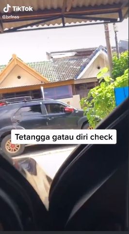 Parkir mobil di depan garasi rumah orang. (Tiktok/@brfnss)