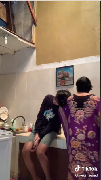 Niat romantis dengan ibu di dapur malah berujung tragis (TikTok @sorumsquad)