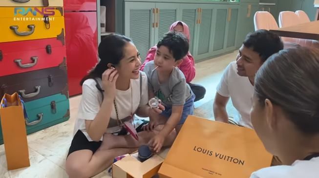 Momen Nagita Slavina dapat hadiah earphone dari Paula Verhoeven. (YouTube/Rans Entertainment)