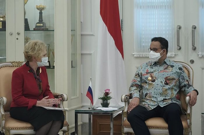 Gubernur DKI Jakarta Anies Baswedan menerima perwakilan pemerintah Federasi Rusia saat meresmikan patung kosmonot Yuri Gargarin di Taman Mataram, Jakarta Selatan, Kamis (11/3/2021). [dokumentasi pemprov jakarta]