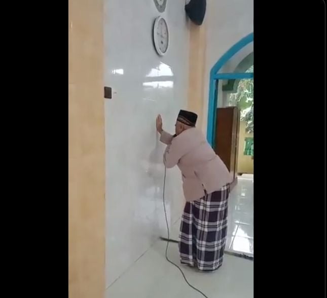 Cuitan tentang kakek muazin masjid yang buta (Twitter/ayung_n).