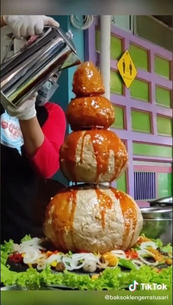 Bakso tumpeng dari Bakso Klenger Ratu Sari (TikTok @baksoklengerratusari)