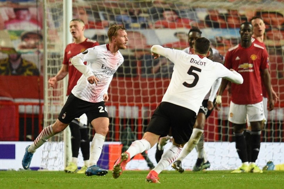 Bek AC Milan, Simon Kjaer melakukan selebrasi usai mencetak gol telat saat menghadapi Manchester United dalam pertandingan leg pertama babak 16 besar Liga Champions di Old Trafford, Manchester, Jumat (12/3/2021) dini hari WIB. [Oli SCARFF / AFP].