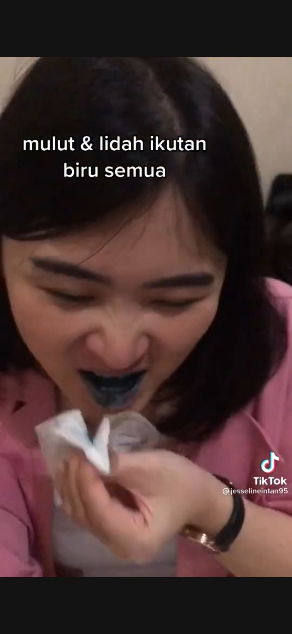 Ngakak, Makan Kue Ultah Biru Dongker, Hasilnya Malah Begini. (Dok: TikTok/@jesselineintan95)