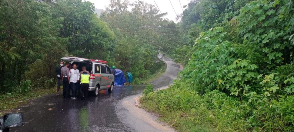 Proses evakuasi penemuan mayat di dasar jurang Jalan Naran - Losari, Dusun Candisari, Wukirharjo, Prambanan, Sleman pada Kamis (11/3/2021). (Istimewa Polsek Prambanan).