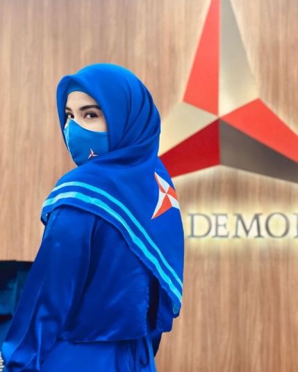 Annisa Pohan memakai hijab Partai Demokrat saat gelar doa bersama. (Instagram/@annisayudhoyono)